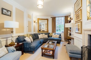 City Townhome, 5 Bedrooms, Non Smoking, City View | Living room