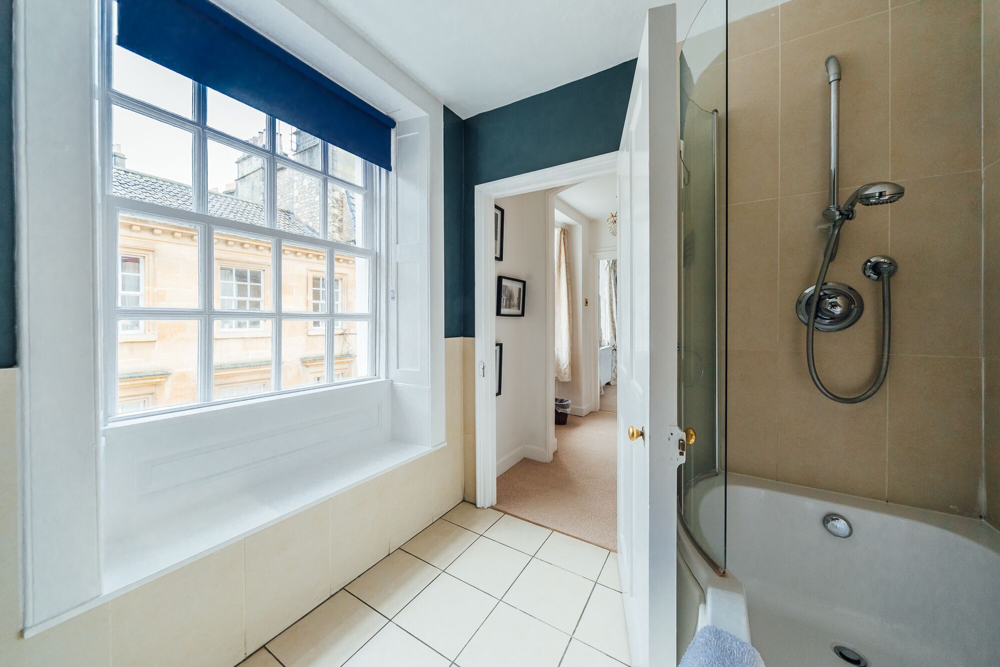 City resortwoning, 5 slaapkamers, niet-roken, uitzicht op de stad | Badkamer | Een hydromassagedouche, een haardroger, handdoeken, zeep