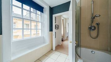 City Townhome, 5 Bedrooms, Non Smoking, City View | Bathroom | Hydromassage showerhead, hair dryer, towels, soap