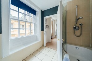Maison mitoyenne Ville, 5 chambres, non-fumeurs, vue ville | Salle de bain | Douche hydromassante, sèche-cheveux, serviettes fournies, savon