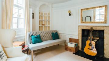 City Townhome, 5 Bedrooms, Non Smoking, City View | Living area | LCD TV, fireplace