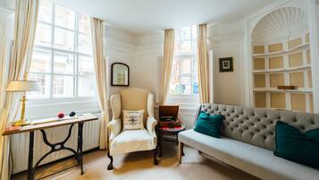City Townhome, 5 Bedrooms, Non Smoking, City View | Living area | LCD TV, fireplace