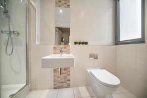 Badewanne, Designer-Toilettenartikel, Haartrockner, Handtücher