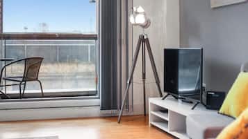 32-inch Smart TV with satellite channels, TV