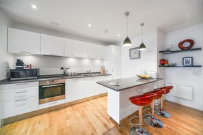 Full-sized fridge, microwave, oven, stovetop - 2 Bed Executive Apartment Near Camden Market with WiFi (London)