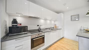 Executive Apartment, 2 Bedrooms | Private kitchen