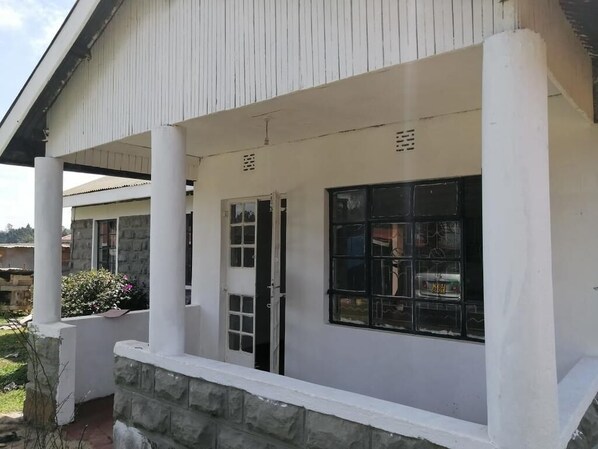 Vista frontal de la propiedad