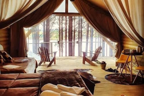 Cabana romântica, 1 cama Queen, vista para o lago | Individualmente decorados, individualmente mobiliados, escrivaninha
