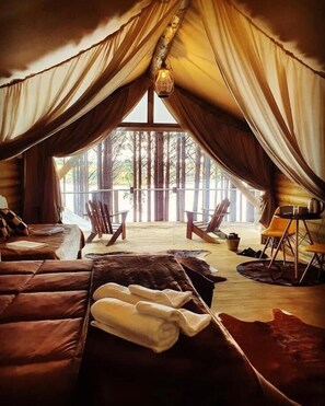 Romantisch huisje, 1 queensize bed, uitzicht op meer | Individueel gedecoreerd, individueel gemeubileerd, een bureau