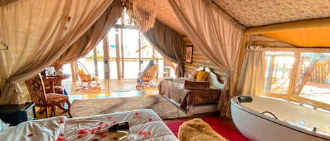 Kabin Premium, 1 Tempat Tidur Queen, jet tub, pemandangan danau | Didekorasi berbeda-beda dan dilengkapi dengan perabotan berbeda-beda