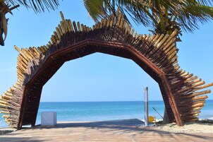 En la playa, surf, bote de remos
