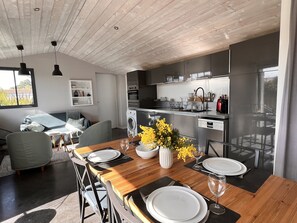 Casa, 2 quartos | Cozinha privada | Refrigerador em uma área comum, micro-ondas em uma área comum