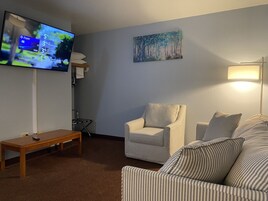 Premier Suite, 1 King Bed with Sofa bed, Non Smoking, Hot Tub | Down comforters, pillowtop beds, desk, laptop workspace