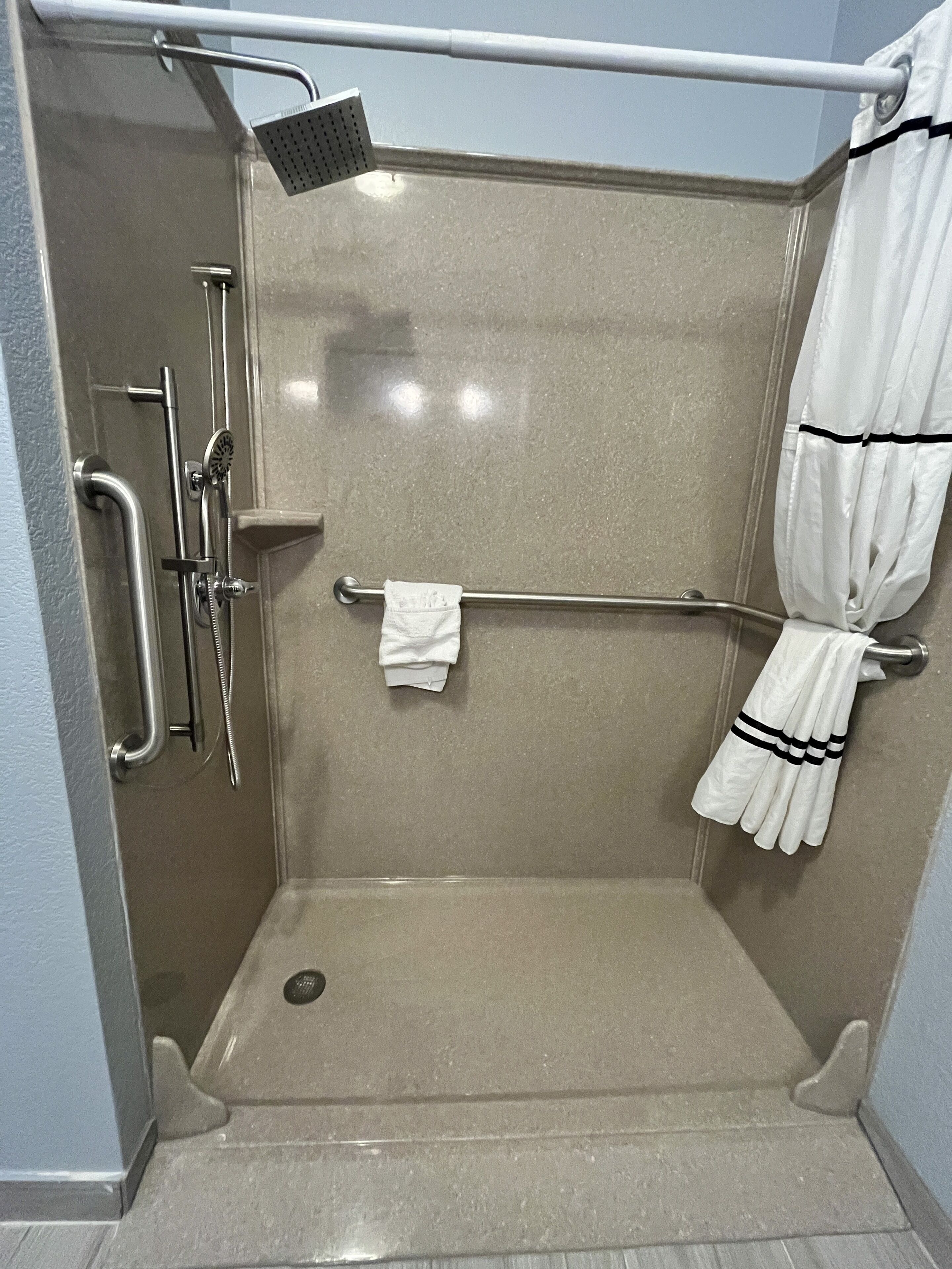 1 bedroom, down duvets, pillow-top beds, desk