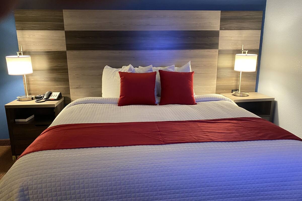 1 bedroom, down duvets, pillow-top beds, desk