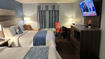 Quarto casal, 2 camas Queen, para não fumantes, geladeira e micro-ondas | 1 quarto, edredons de pluma, camas com colchões pillow-top, escrivaninha