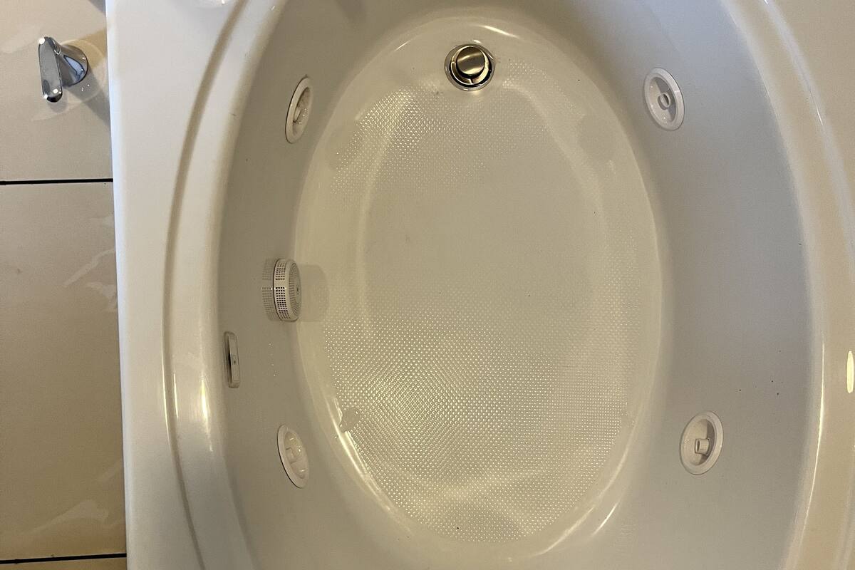 comfort room, 1 king bed, non smoking, jetted tub | 1 bedroom, down duvets, pillow-top beds, desk