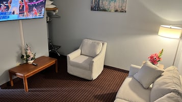 Phòng Suite Premier, 1 giường cỡ king và sofa giường, không hút thuốc, bồn tắm nước nóng | Chăn bông, nệm có lớp đệm bông, bàn