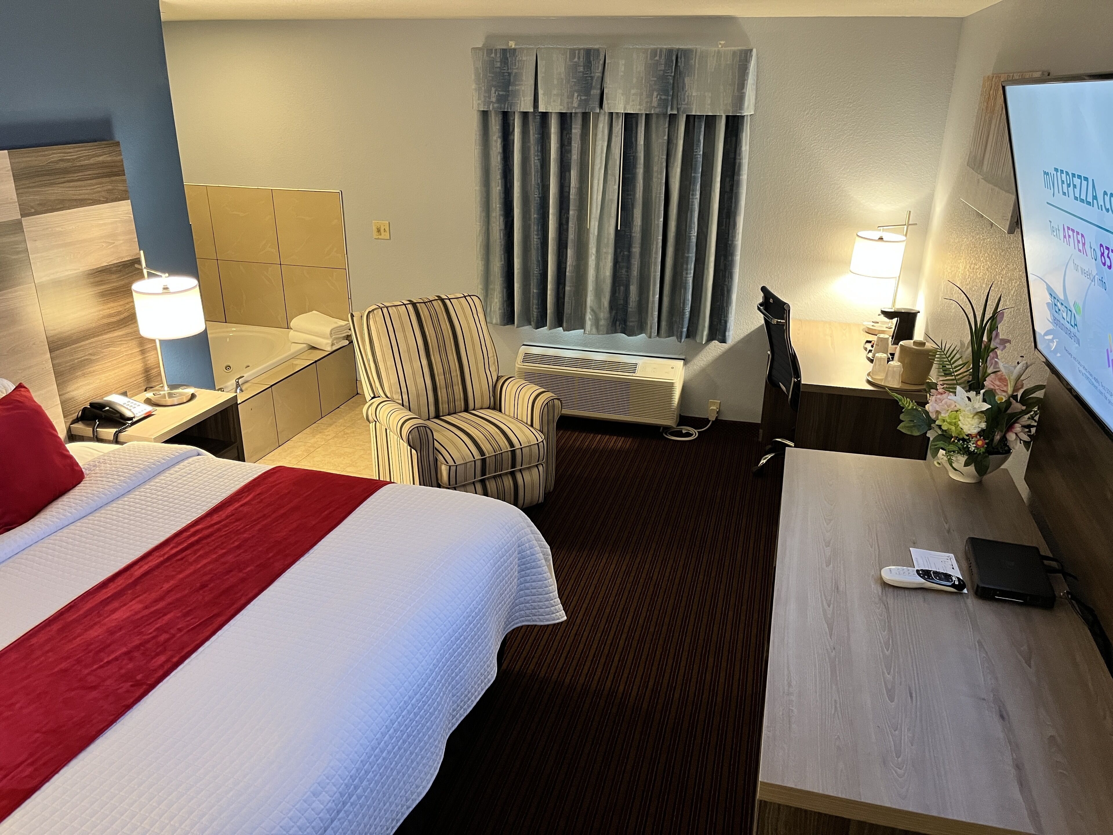 comfort room, 1 king bed, non smoking, jetted tub | 1 bedroom, down duvets, pillow-top beds, desk