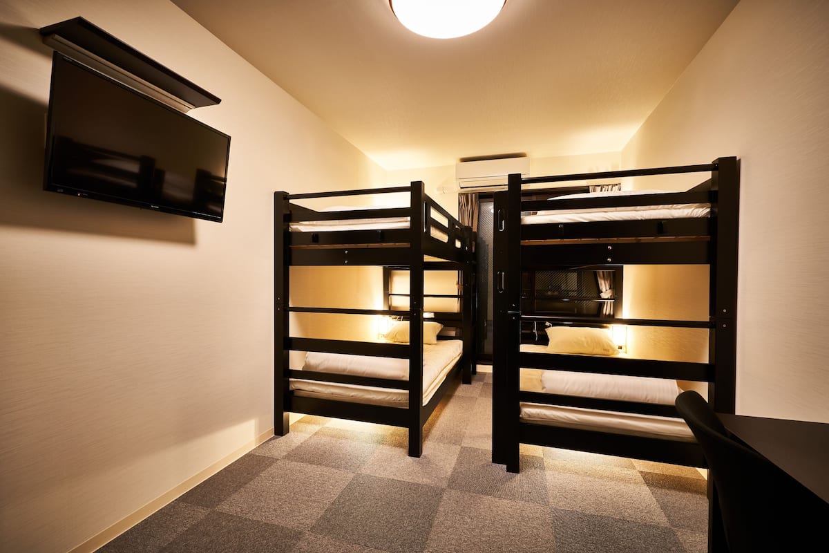 Room (B)