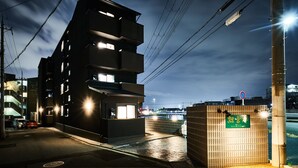 Un immeuble moderne à plusieurs étages, doté d’une entrée sécurisée et d’une enseigne.