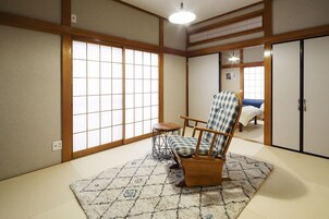 Home | 2 bedrooms, desk, iron/ironing board, free WiFi