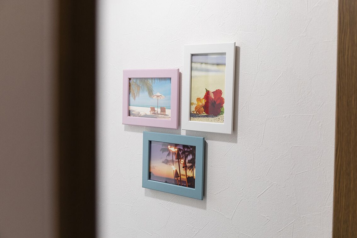 Drei gerahmte Bilder an einer Wand.