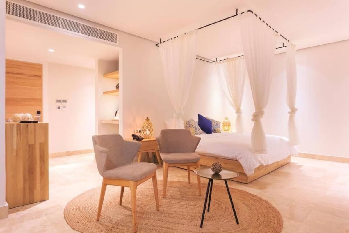 Ropa de cama de alta calidad, colchones Tempur-Pedic y minibar