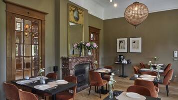 Desayuno buffet (EUR 20 por persona)