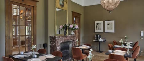 Petit déjeuner buffet (20 EUR par personne)