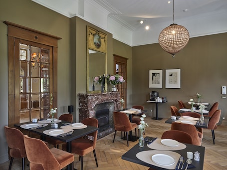 Desayuno buffet diario (EUR 20 por persona). Boutique Hotel Ter Wallen