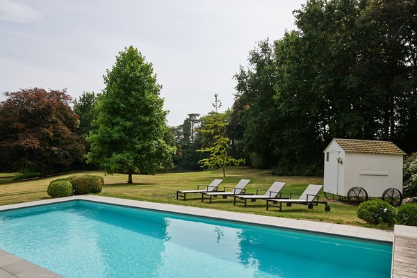 Een seizoensgebonden buitenzwembad en parasols bij het zwembad