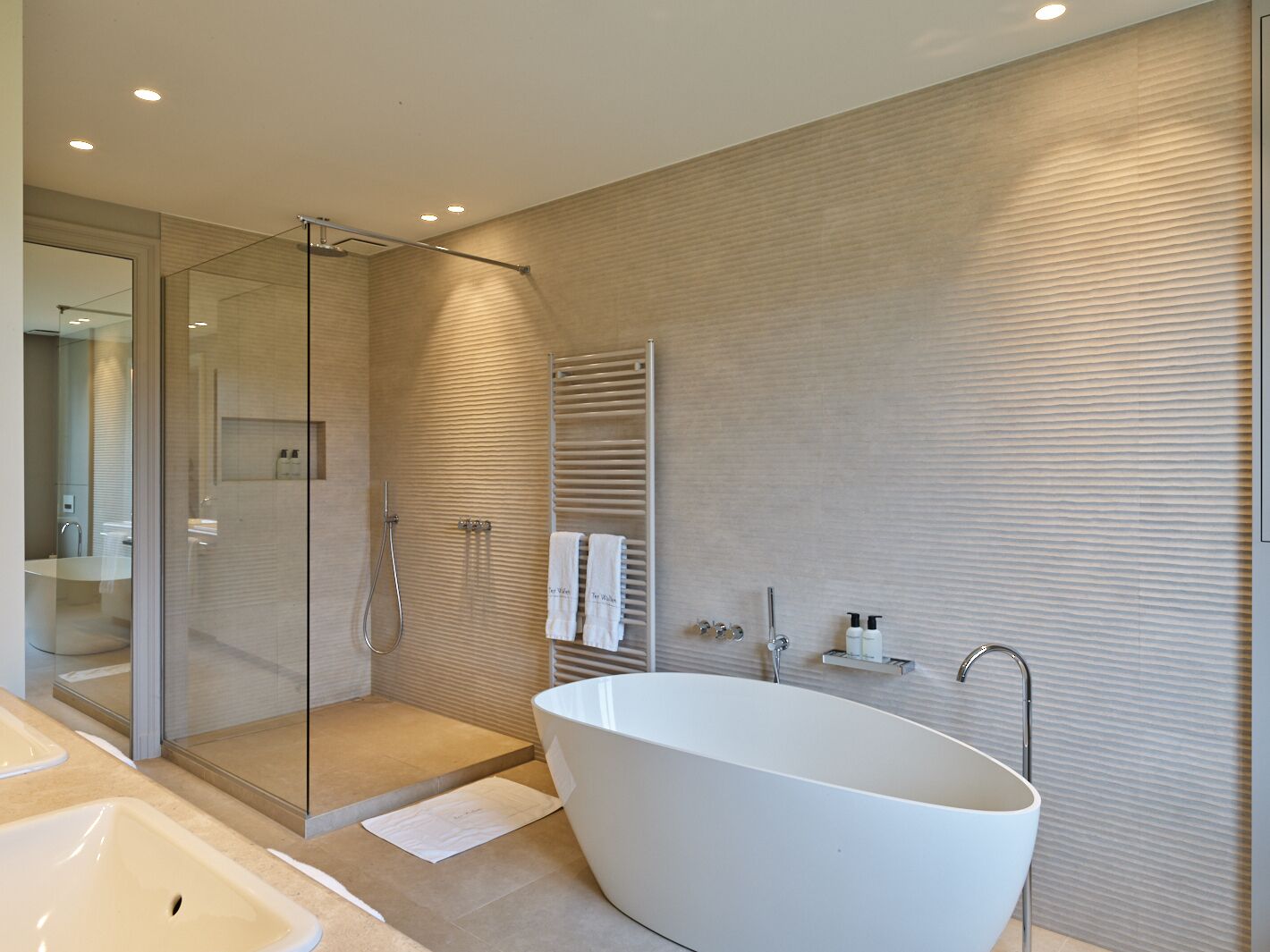 Deluxe tweepersoonskamer (Susanne) | Badkamer | Designer toiletartikelen, een haardroger, badjassen, pantoffels