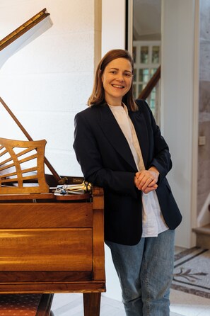 Check-in/check-out kiosk