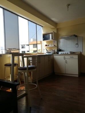 Lemari es besar, microwave, kompor, dan blender