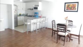 Geladeira grande, micro-ondas, cooktop, liquidificador