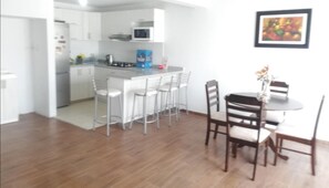 Geladeira grande, micro-ondas, cooktop, liquidificador