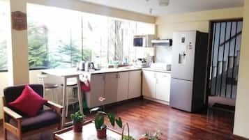 Geladeira grande, micro-ondas, cooktop, liquidificador