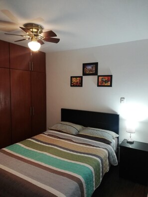 Bügeleisen/Bügelbrett, kostenloses WLAN, Bettwäsche