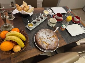 Free daily continental breakfast  - 50 Route du Gourdon (Cénac-et-Saint-Julien)
