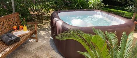 Outdoor spa tub
