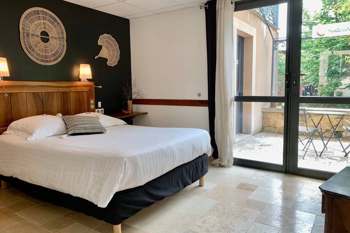 غرفة مزدوجة مريحة - برواق - منظر للحديقة | مكواة/لوح كي وواي فاي مجانًا