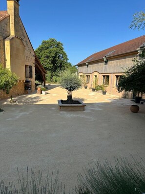 المنشأة من الخارج