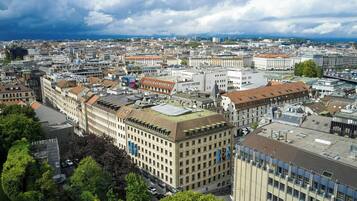 En stadsbild med en framträdande byggnad som har en stor, central innergård, omgiven av andra byggnader med varierande arkitektoniska stilar.