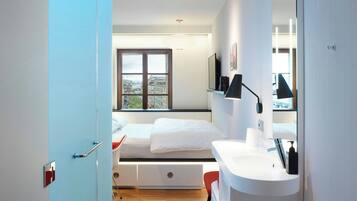 Premium-sengetøj, senge med topmadrasser, pengeskab på værelset