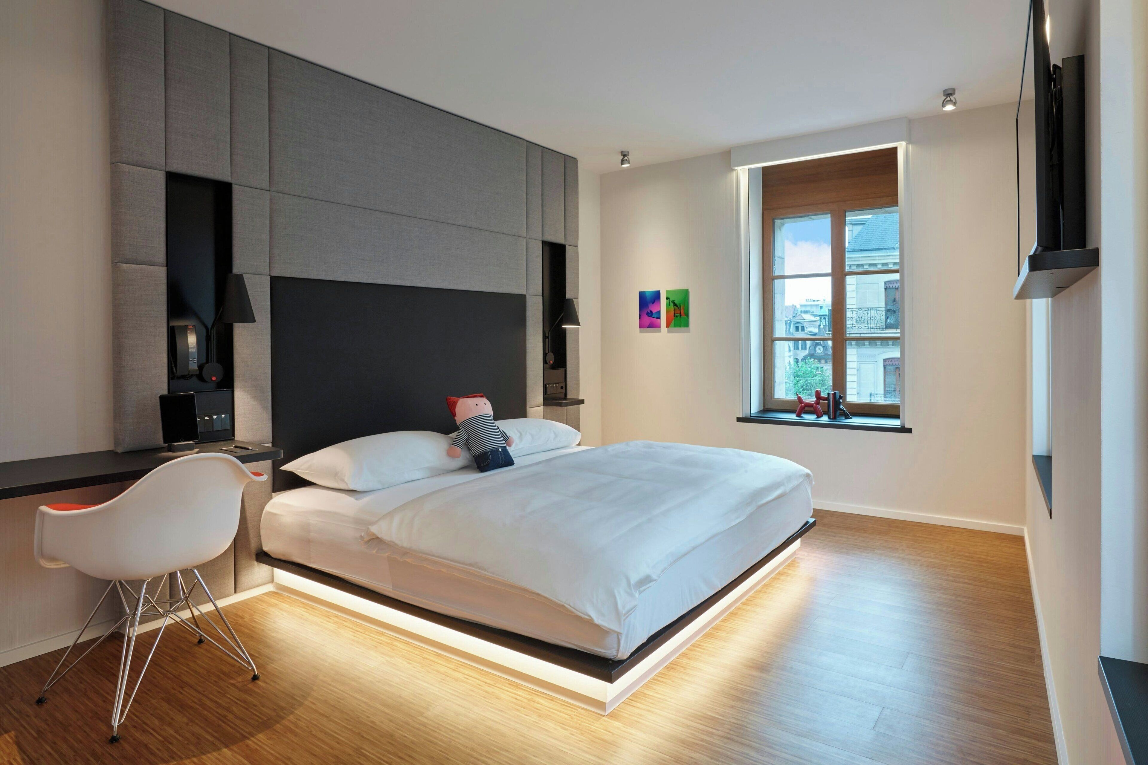 Room, 1 King Bed (Mobility Accessible, Roll-In Shower) | Premium bedding, pillowtop beds, in-room safe, desk