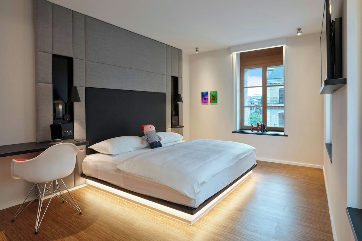 Habitación, 1 cama de matrimonio grande (Mobility Accessible, Roll-In Shower) | Ropa de cama de alta calidad y colchones con acolchado adicional