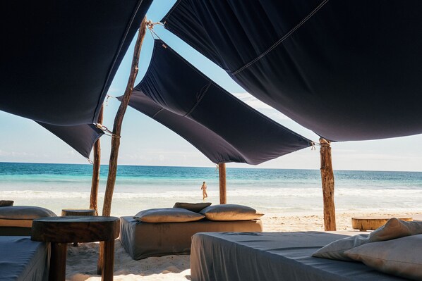 Private beach, white sand, beach cabanas, sun loungers - Libelula Tulum Beachfront Hotel (Tulum)