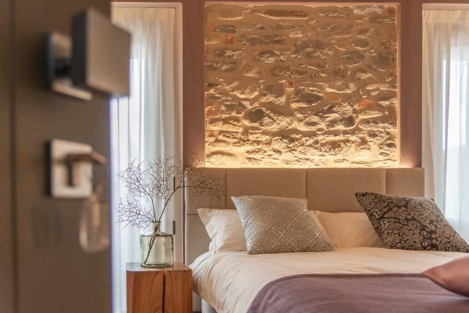 Desk, soundproofing, free WiFi