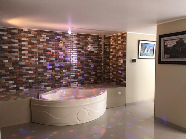 Chambre Exclusive | Baignoire relaxante profonde